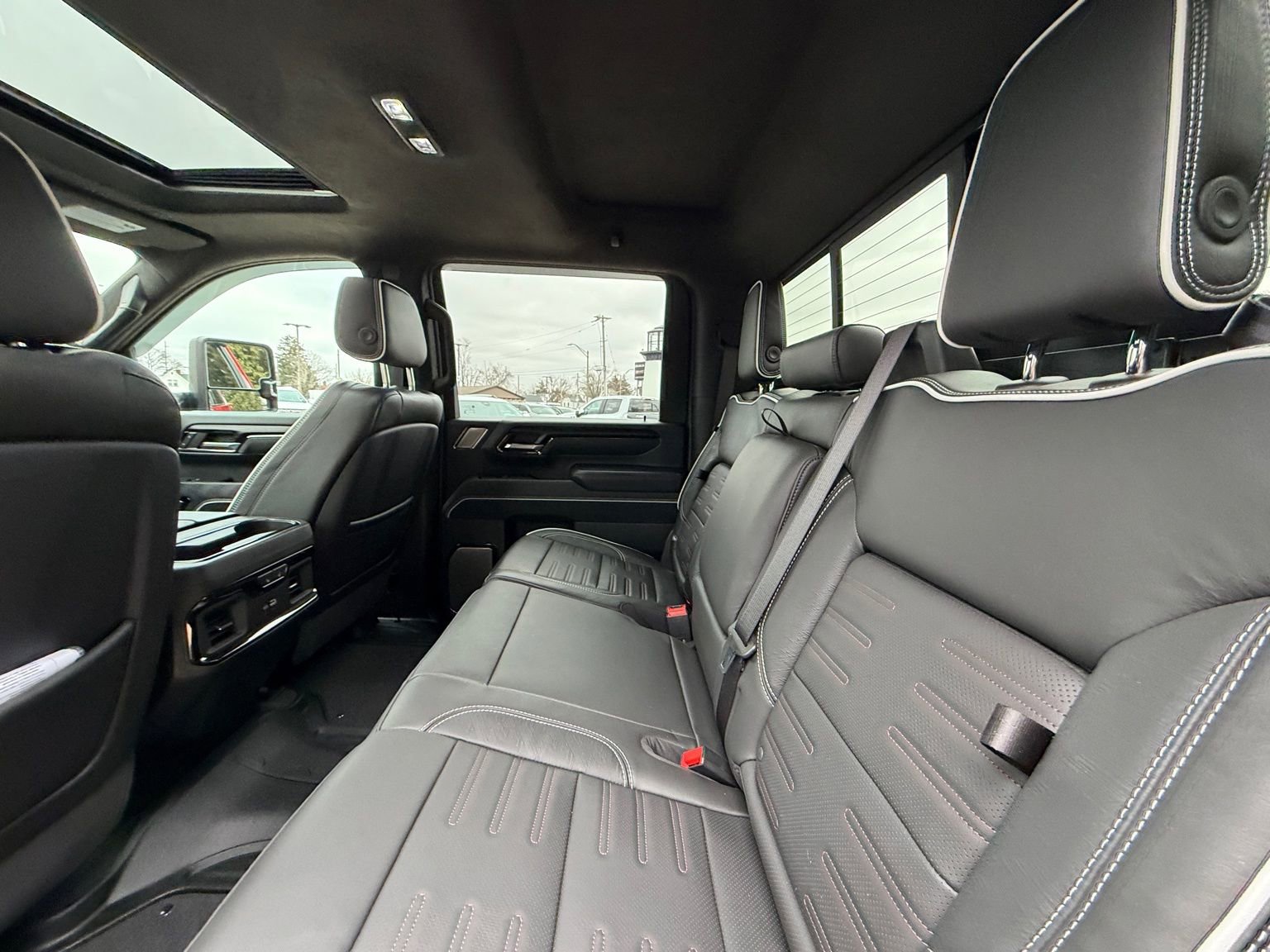 Used 2025 GMC Sierra 2500 AT4X image 5