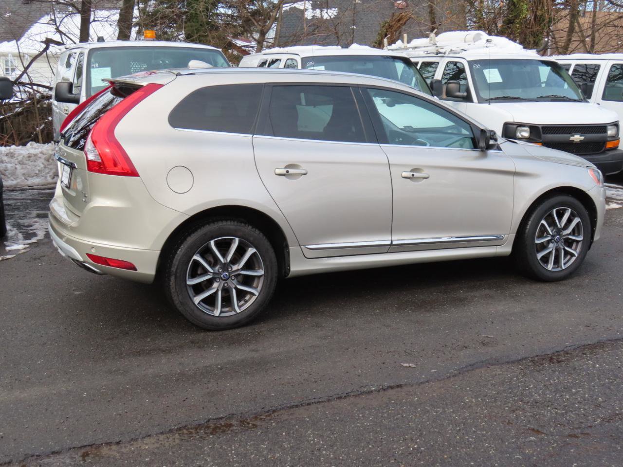 Used 2017 Volvo XC60 T6 Dynamic w/ Advanced Package image 5
