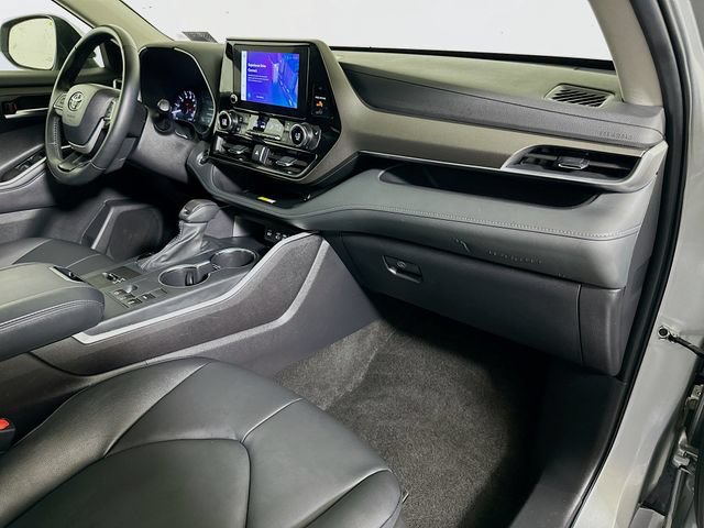 Certified 2025 Toyota Highlander XLE FWD image 30