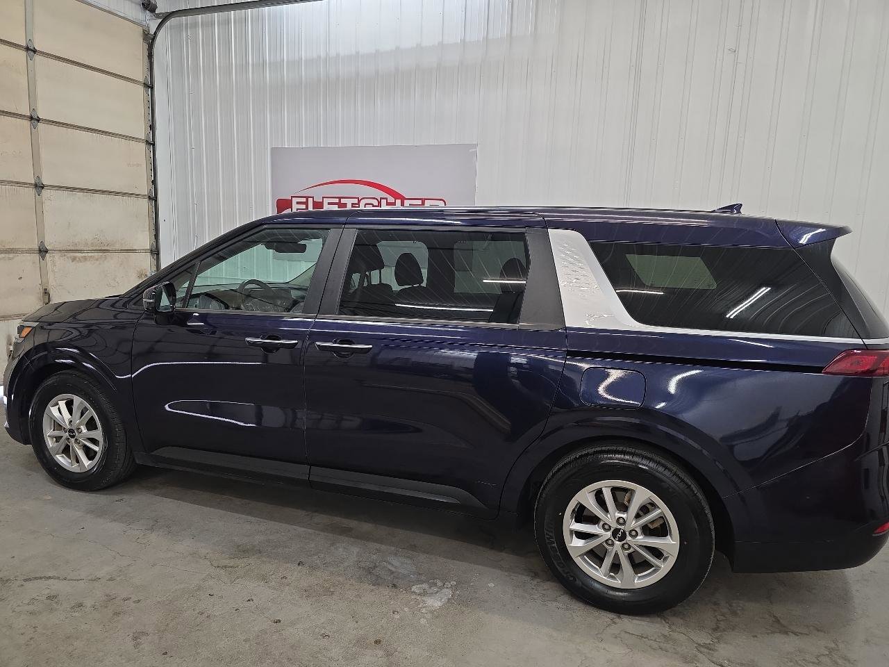 Used 2022 Kia Carnival LX FWD image 8