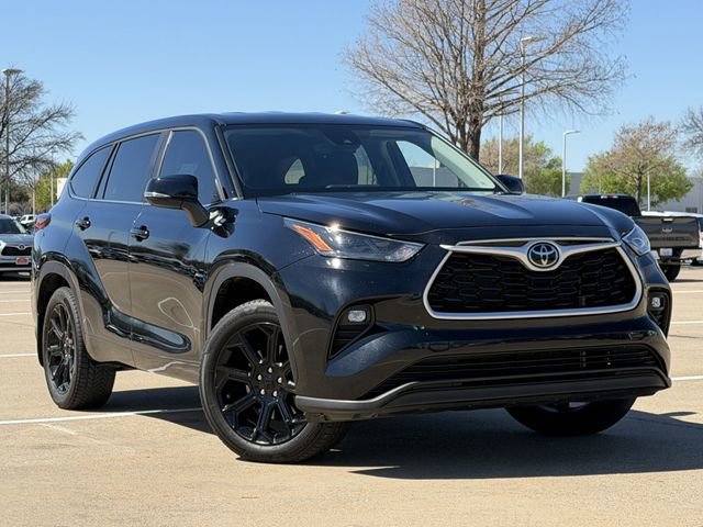 Used 2023 Toyota Highlander LE image 2