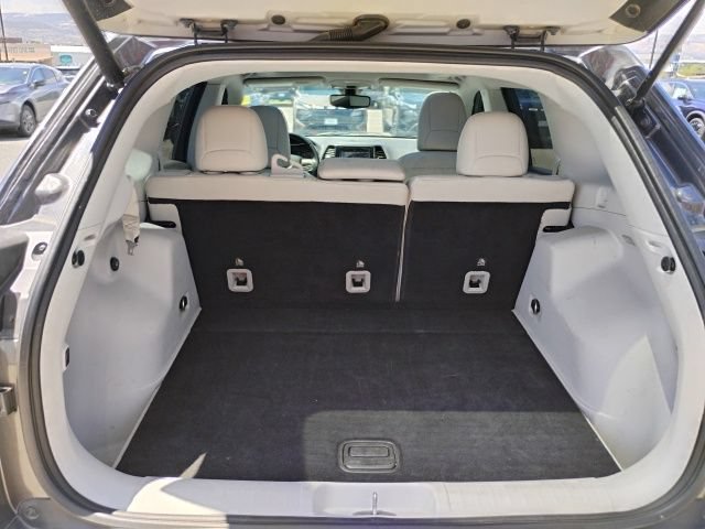Used 2019 Jeep Cherokee Limited w/ Trailer Tow Group AWD/4WD image 9
