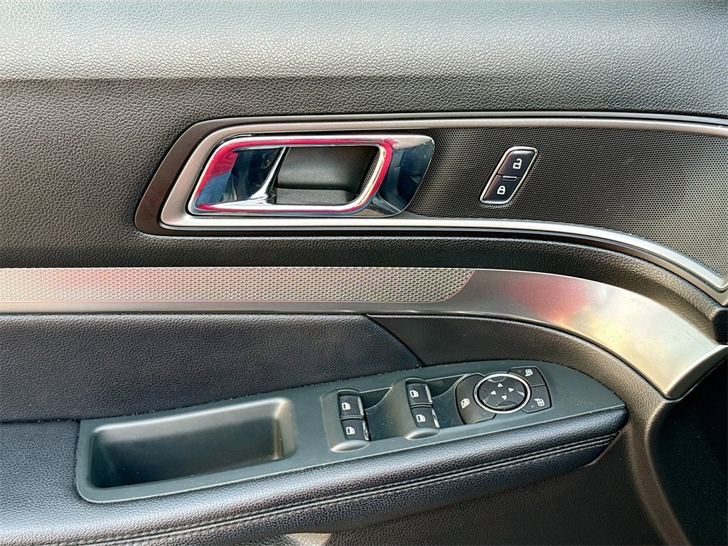 Used 2018 Ford Explorer XLT image 18
