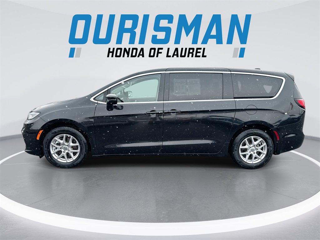 Used 2023 Chrysler Pacifica Touring-L image 5