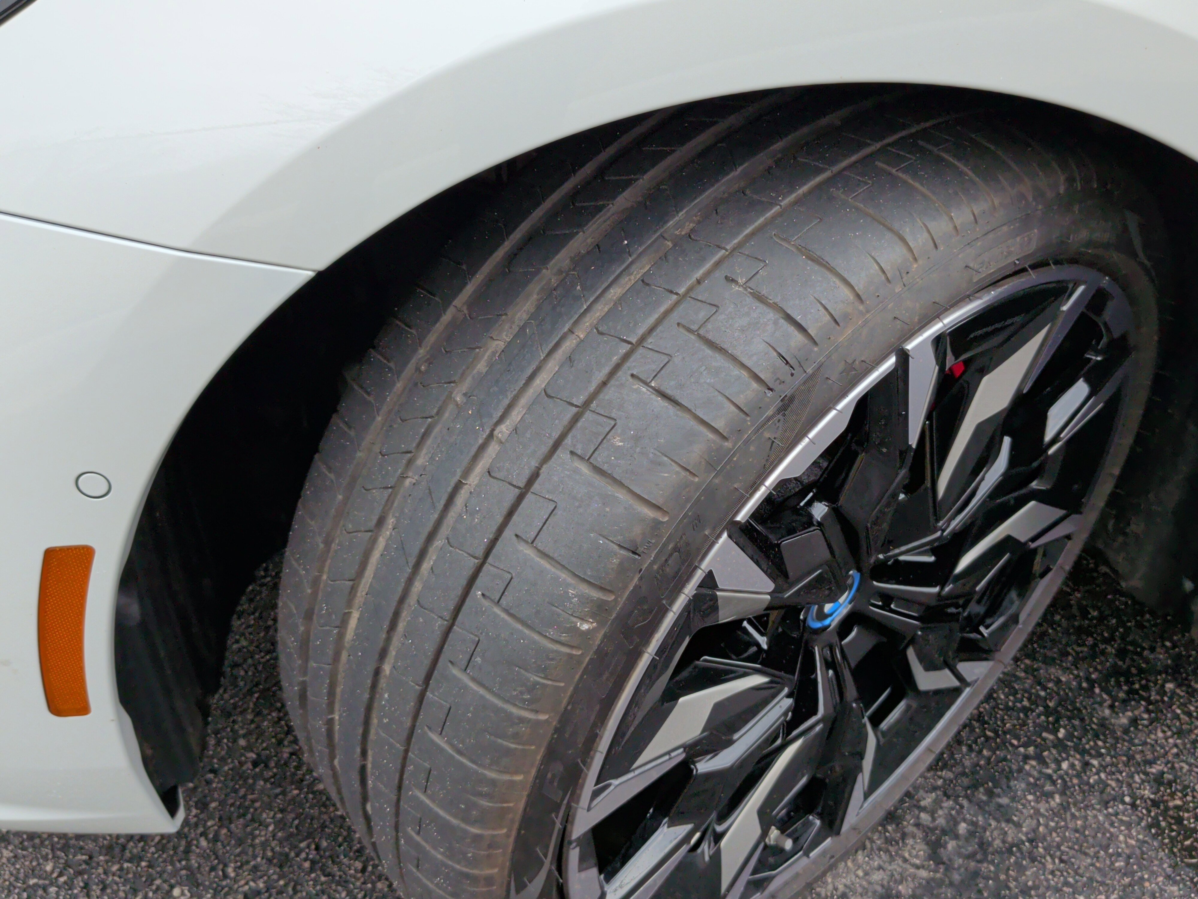 Certified 2025 BMW 550e xDrive w/ Executive Package image 15