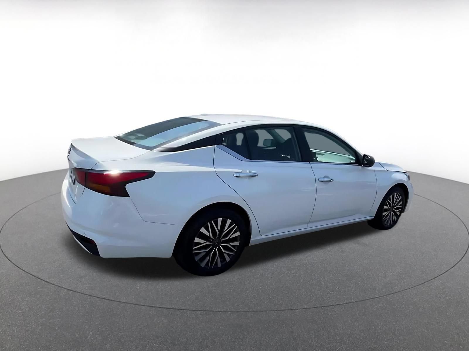 Used 2025 Nissan Altima 2.5 SV FWD image 15