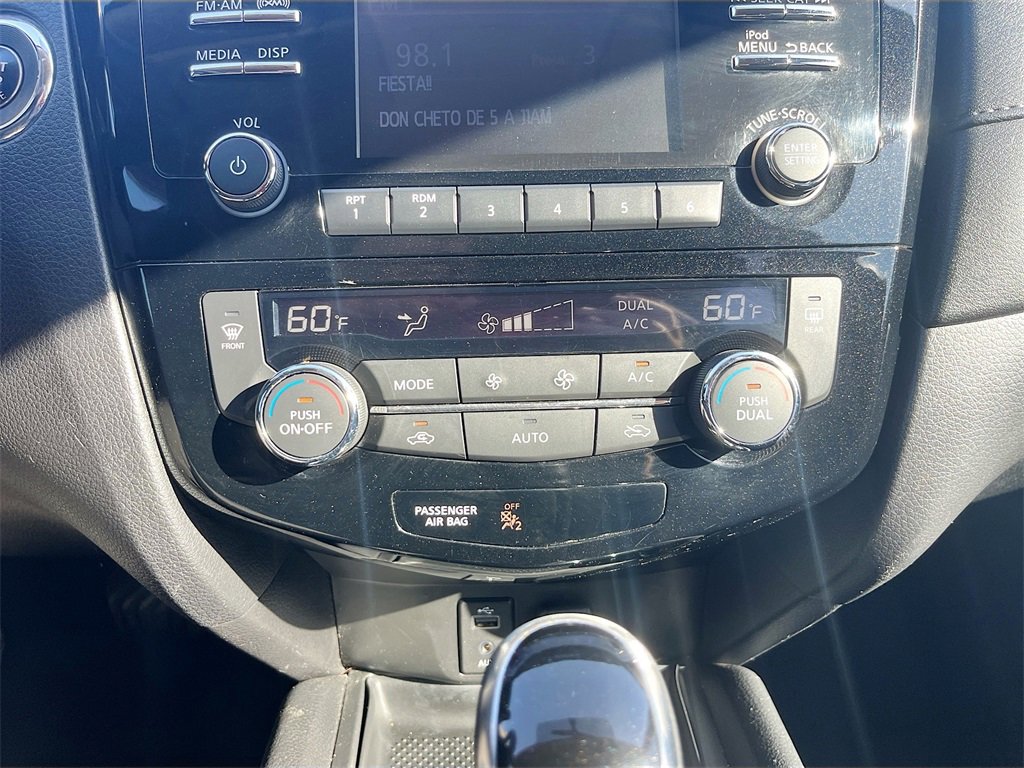 Used 2017 Nissan Rogue SV image 15