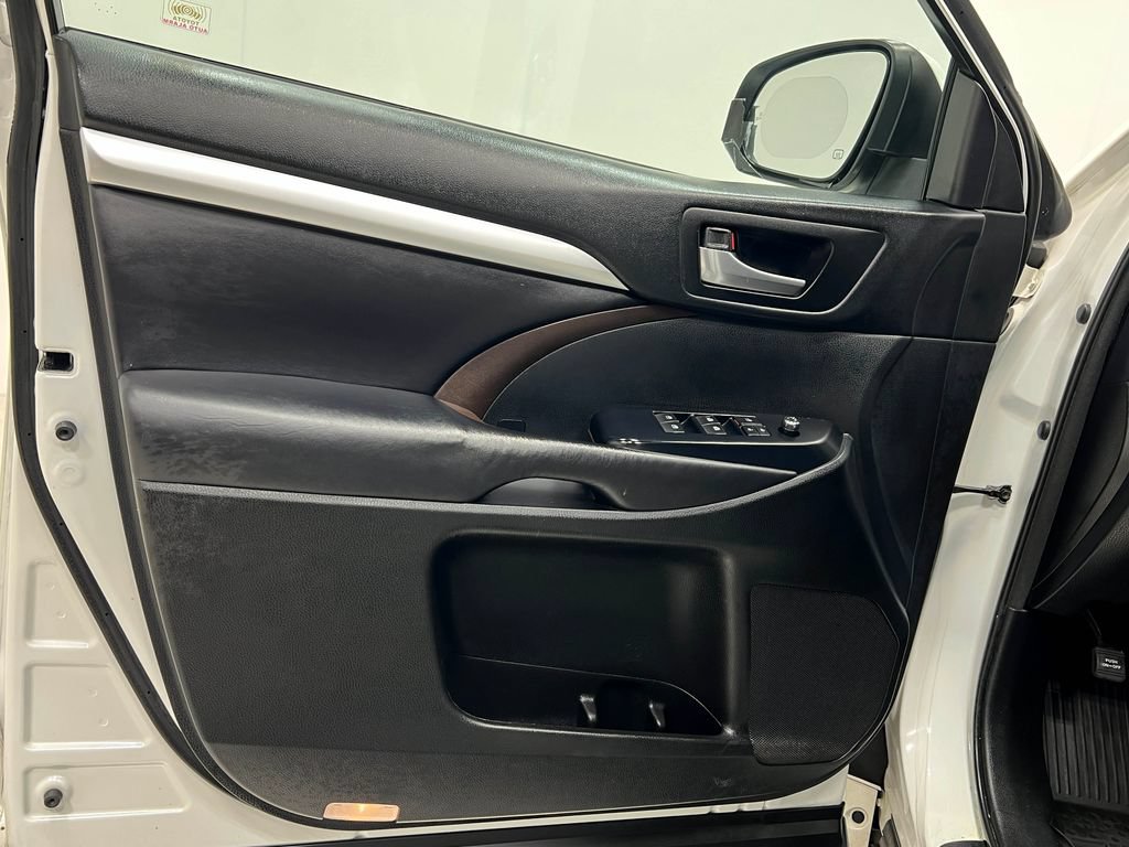 Used 2018 Toyota Highlander XLE AWD/4WD image 15