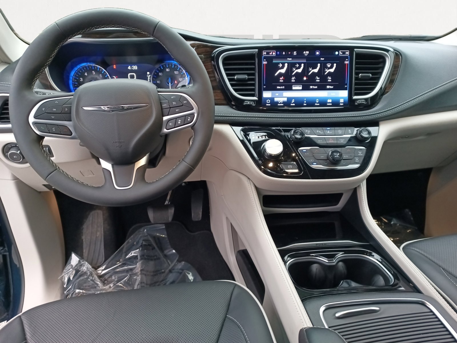 Used 2024 Chrysler Pacifica Limited image 3