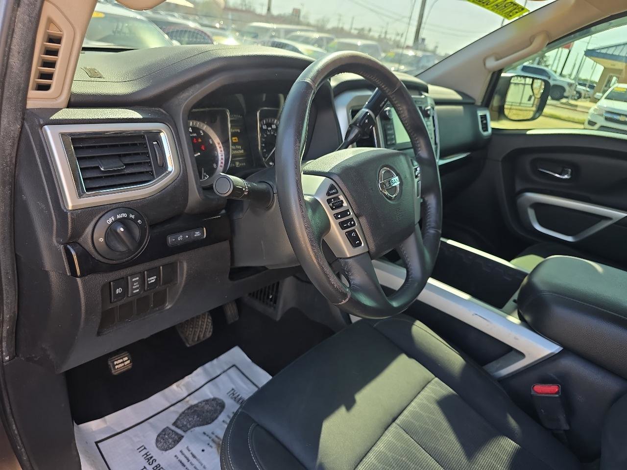 Used 2017 Nissan Titan SV image 10