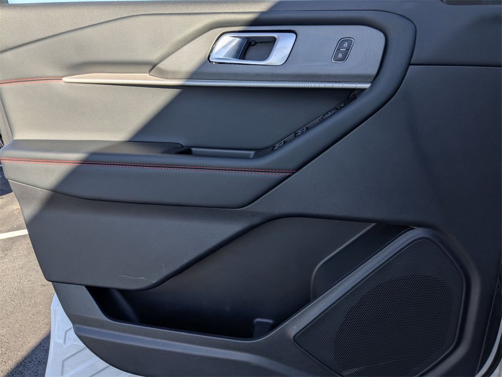 Used 2025 Ford Explorer ST-Line w/ ST-Line Street Pack image 13