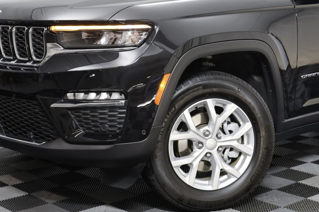 Used 2023 Jeep Grand Cherokee Limited w/ Luxury Tech Group II AWD/4WD image 3