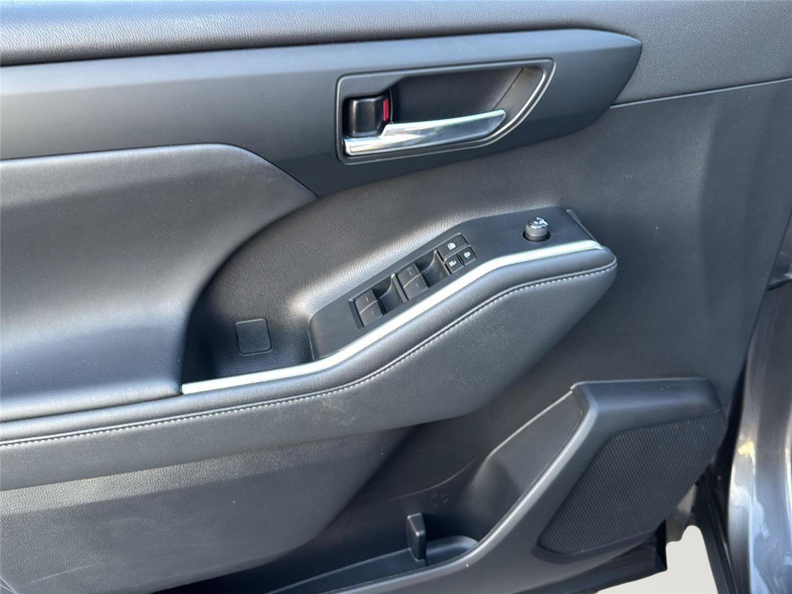 Used 2023 Toyota Highlander XLE image 31