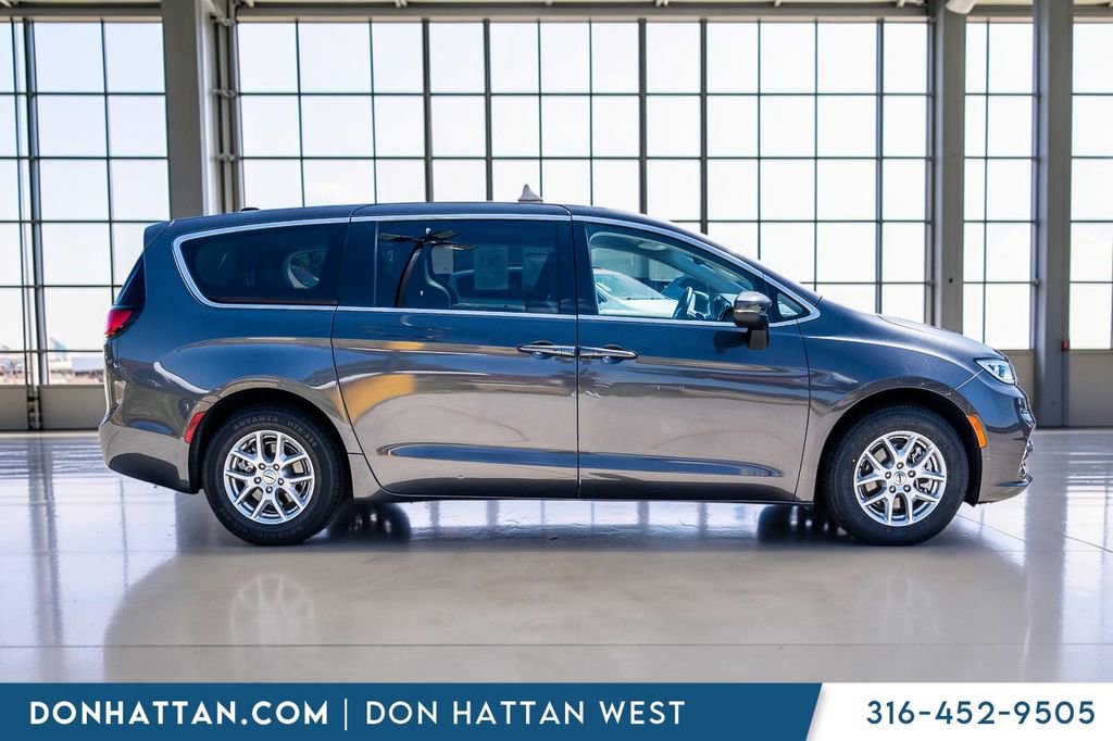 Used 2023 Chrysler Pacifica Touring-L FWD image 27