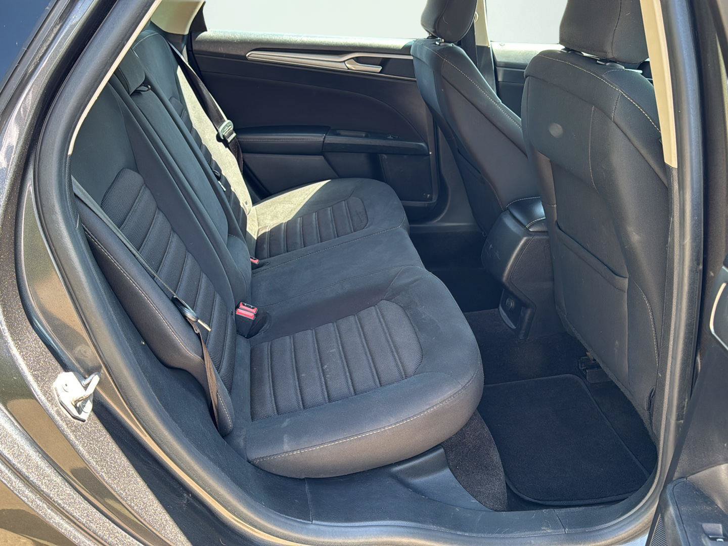 Used 2018 Ford Fusion SE FWD image 4