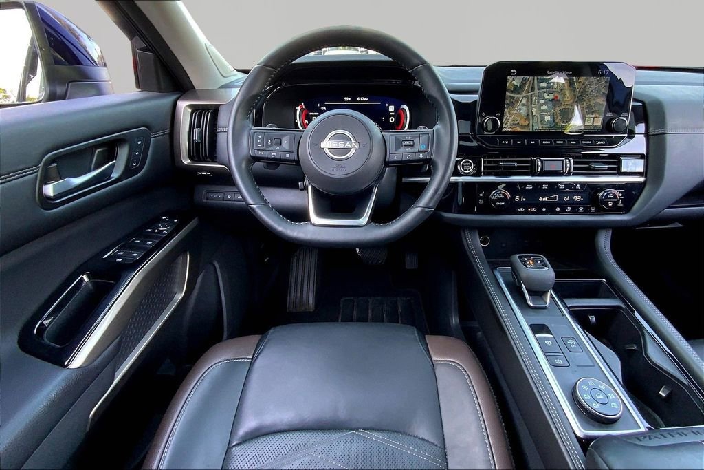 Used 2024 Nissan Pathfinder Platinum image 6