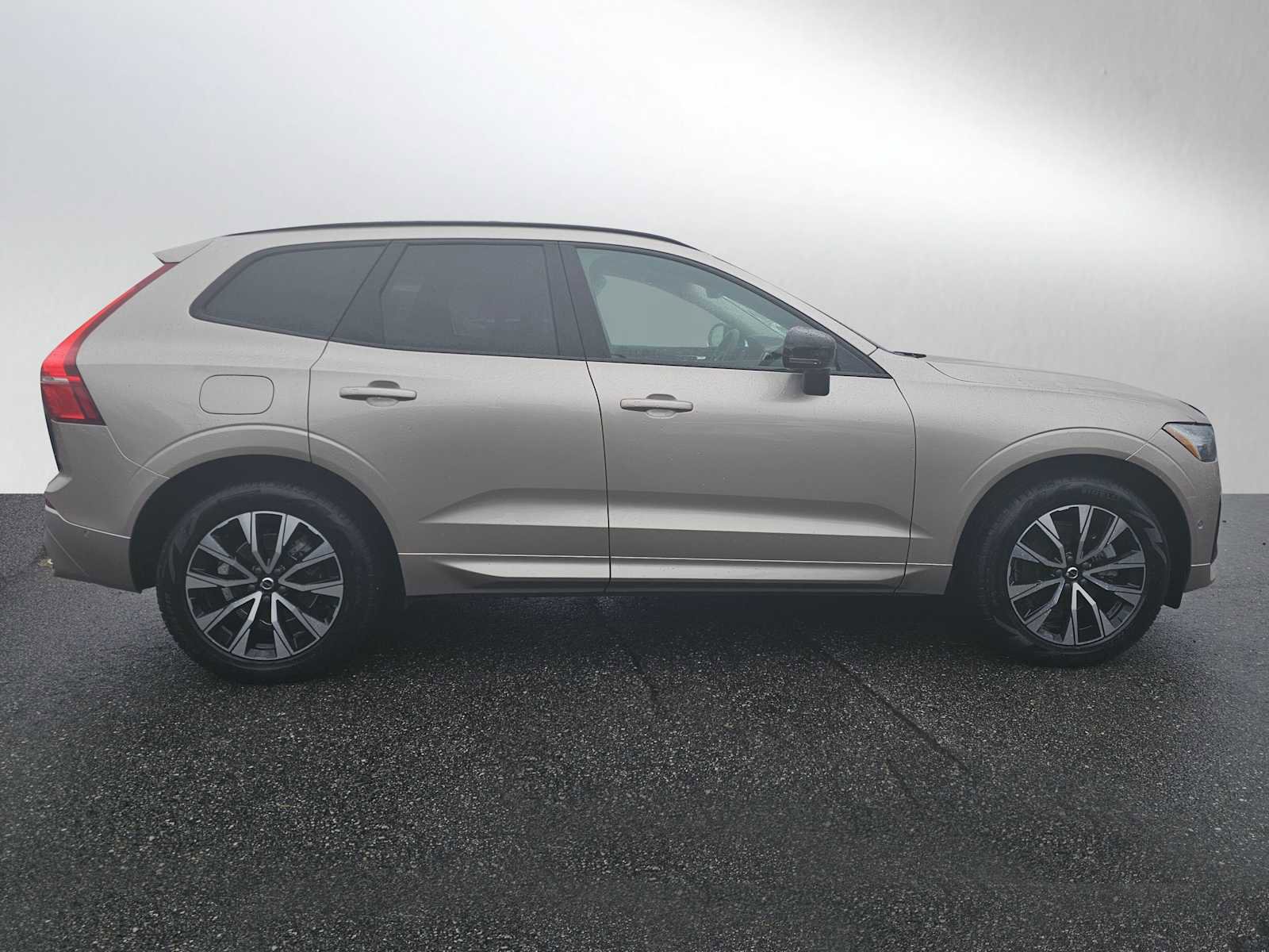 Certified 2025 Volvo XC60 B5 Plus AWD/4WD image 3