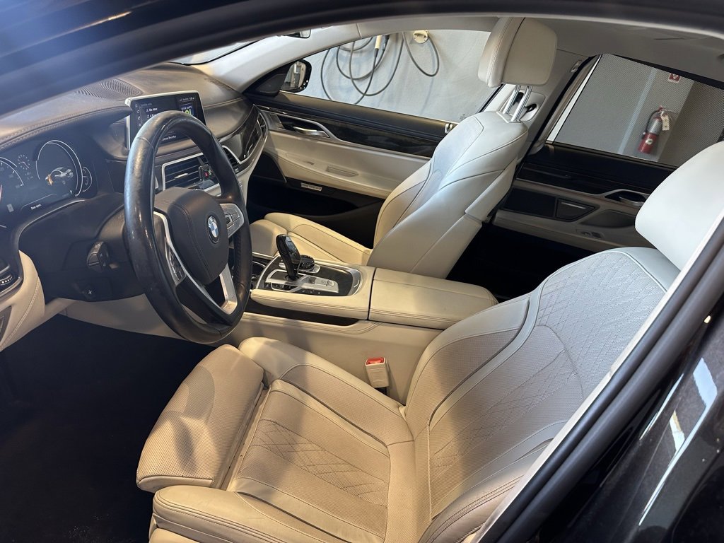 Used 2016 BMW 740i image 11