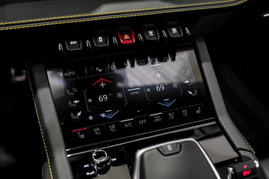 Used 2025 Lamborghini Urus Performante AWD/4WD image 27
