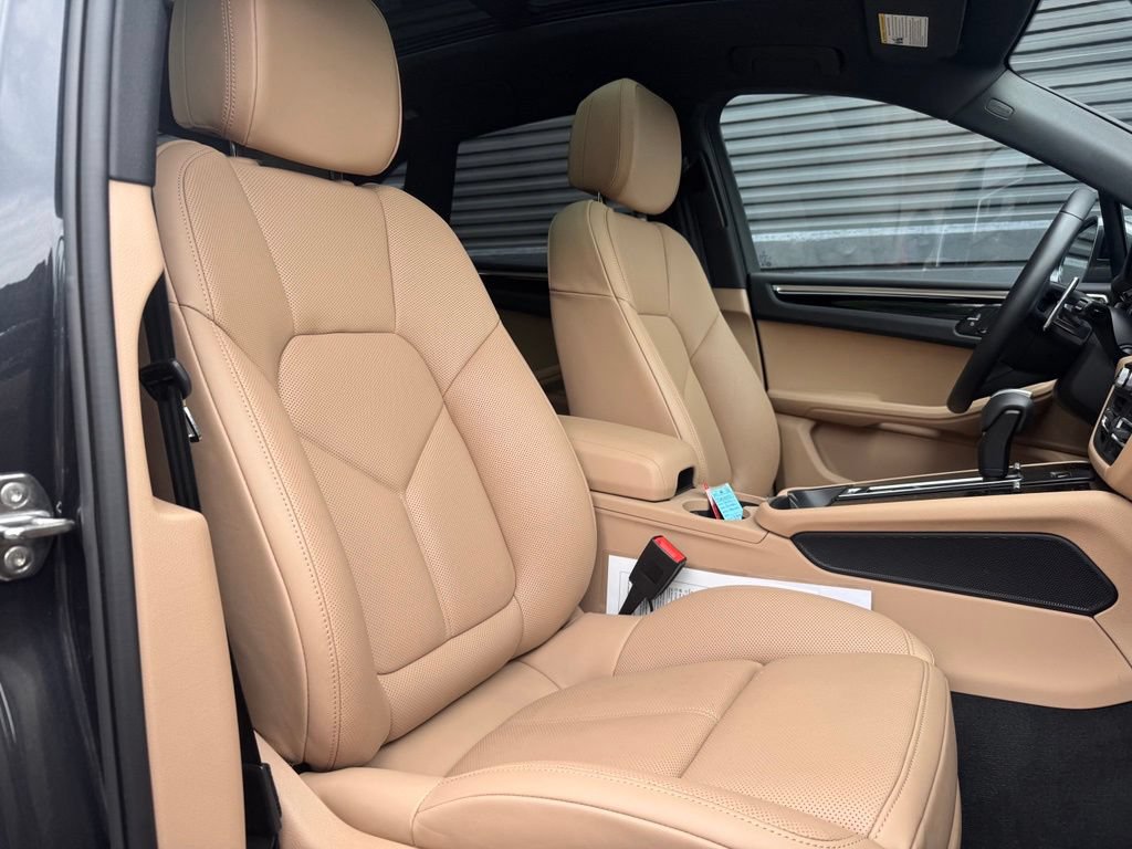 Certified 2026 Porsche Macan AWD/4WD image 17