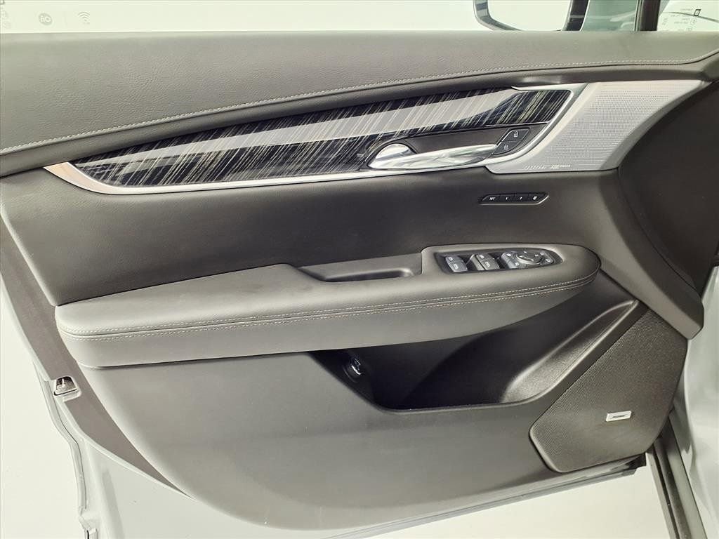 Certified 2025 Cadillac XT6 Premium Luxury image 8