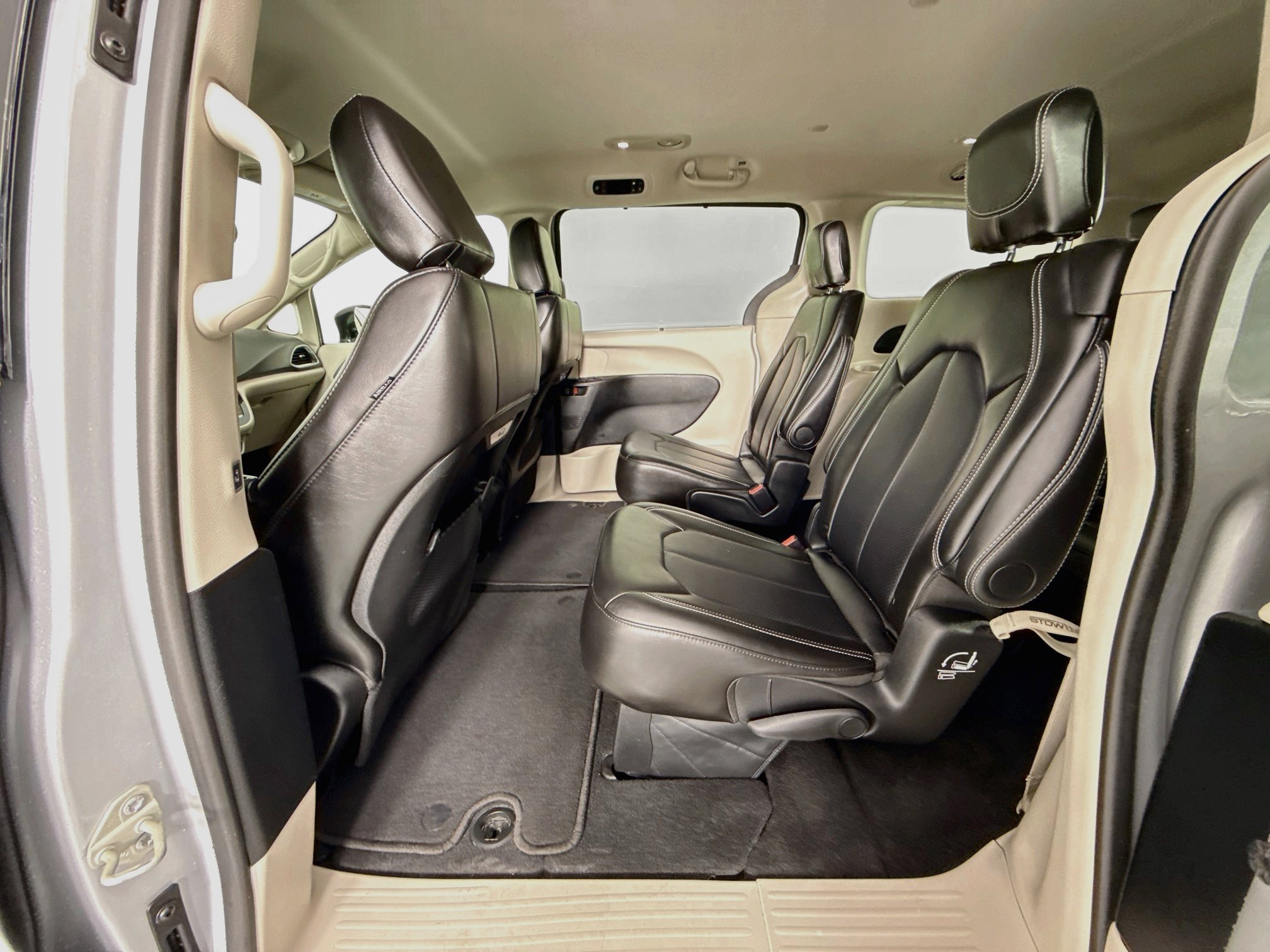 Used 2024 Chrysler Pacifica Touring-L FWD image 23