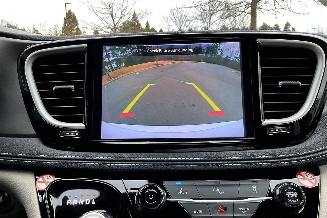 Certified 2024 Chrysler Pacifica Select image 14