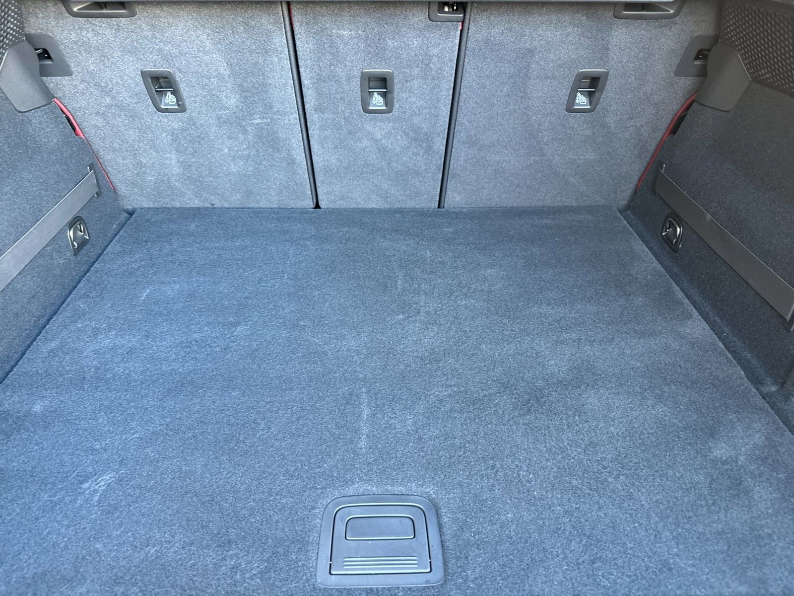 Certified 2025 Porsche Macan Electric image 17