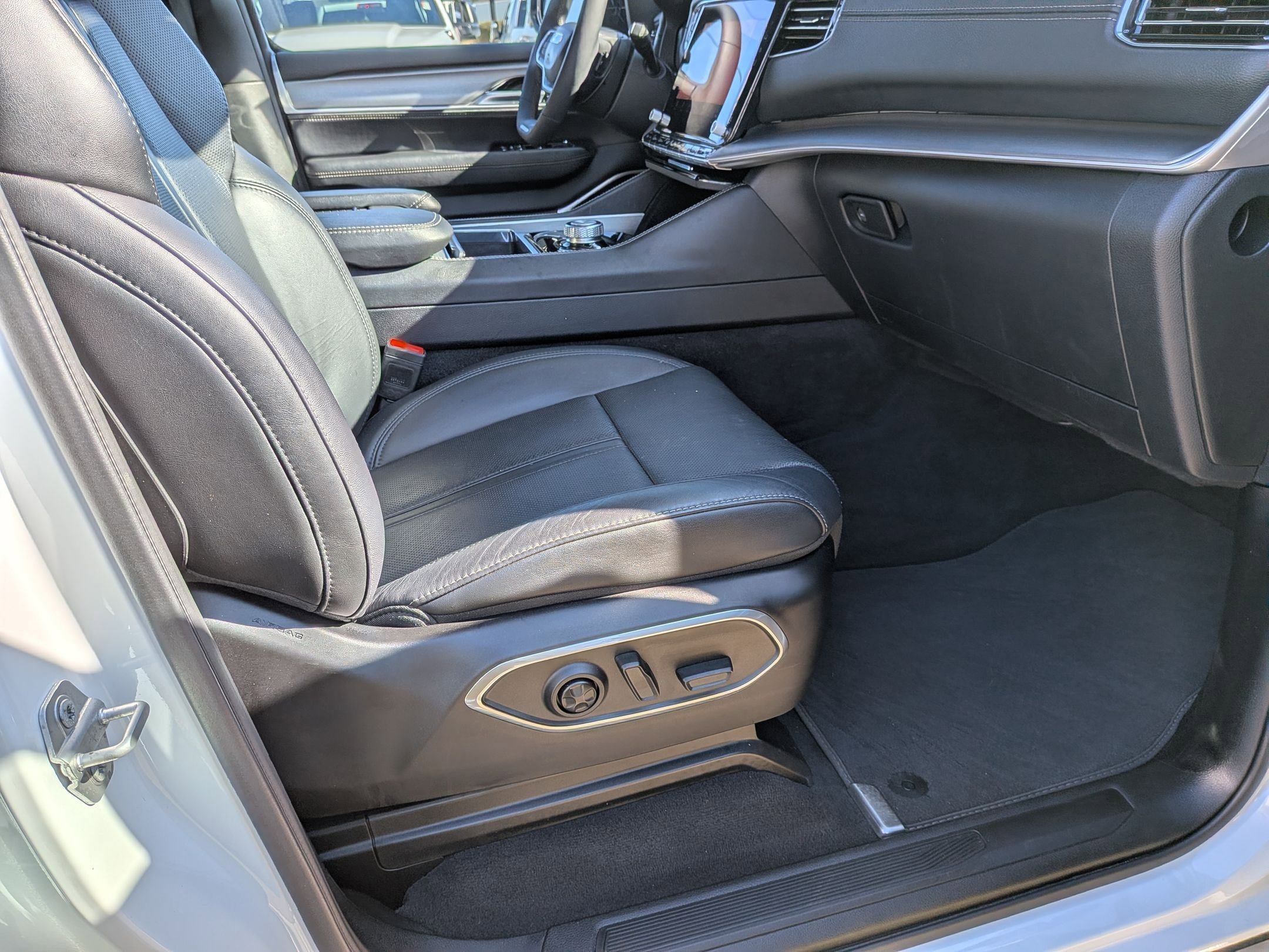 Certified 2025 Jeep Wagoneer Series III w/ Premium Group I image 37