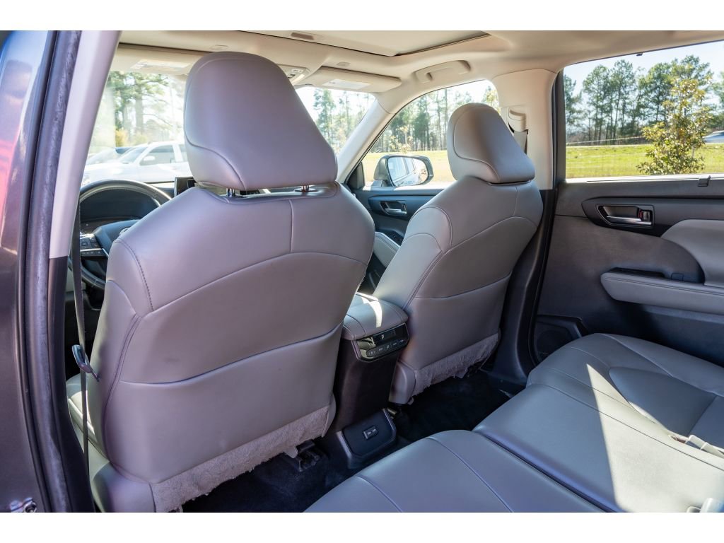 Used 2023 Toyota Highlander XLE image 13