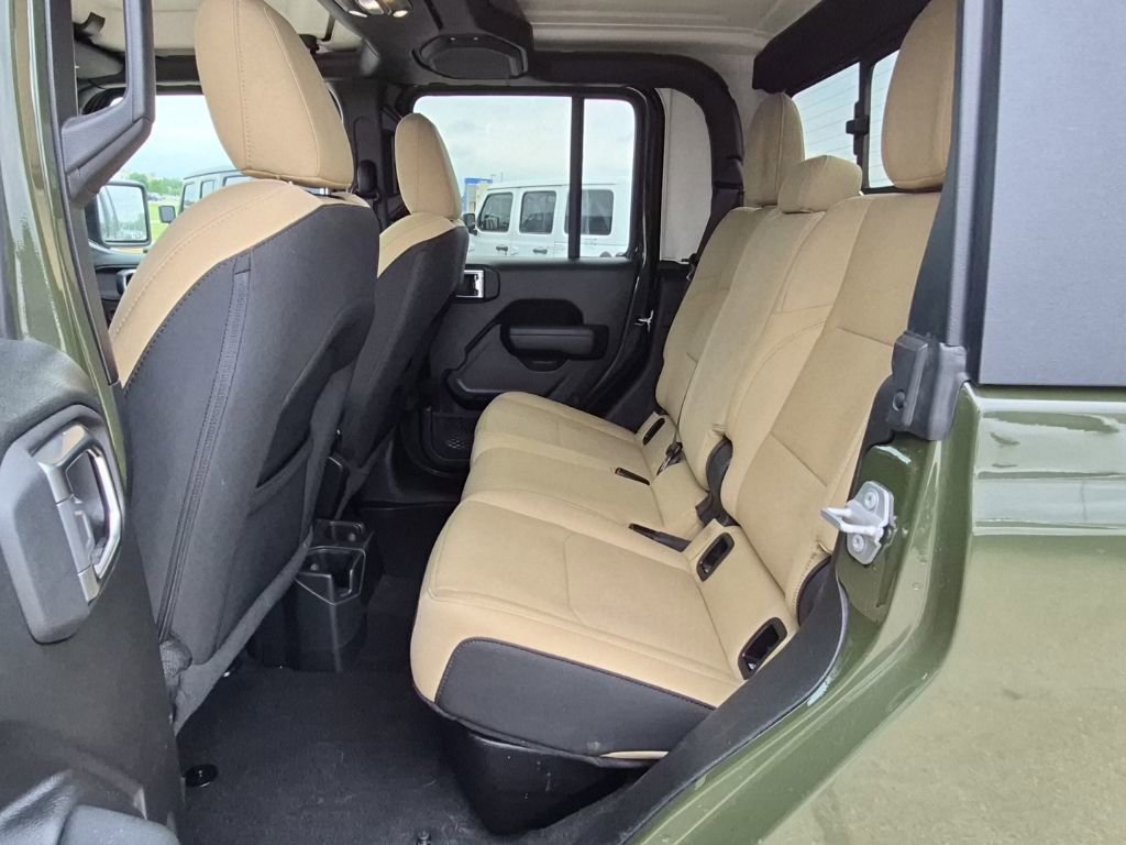 Used 2022 Jeep Gladiator Willys AWD/4WD image 14