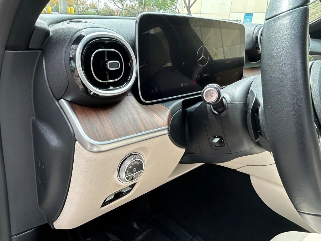 Used 2025 Mercedes-Benz C 300 4MATIC Sedan image 18