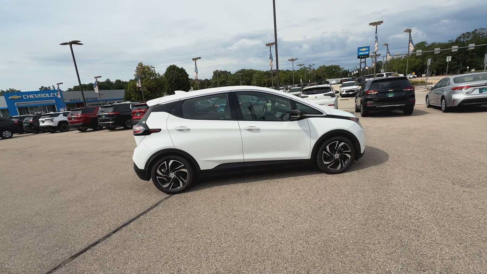 Certified 2022 Chevrolet Bolt LT w/ Infotainment Package FWD image 9