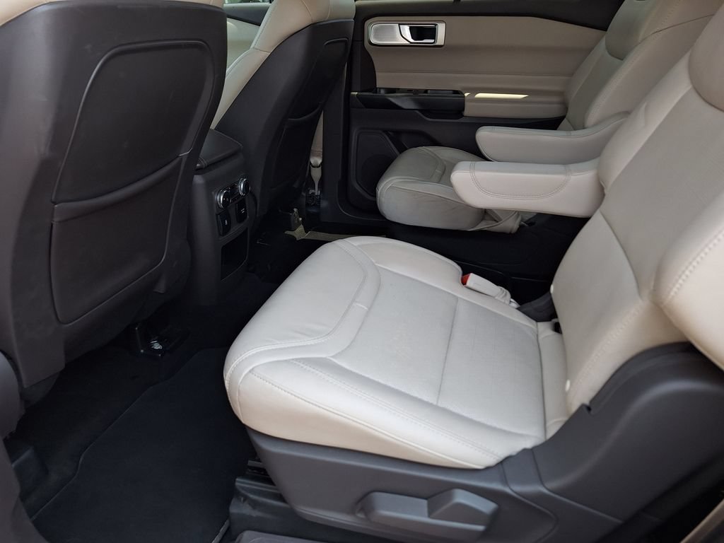 Used 2020 Ford Explorer Platinum w/ Premium Technology Package AWD/4WD image 12