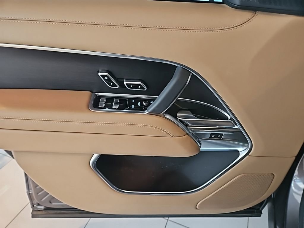 Used 2025 Land Rover Range Rover SE AWD/4WD image 13