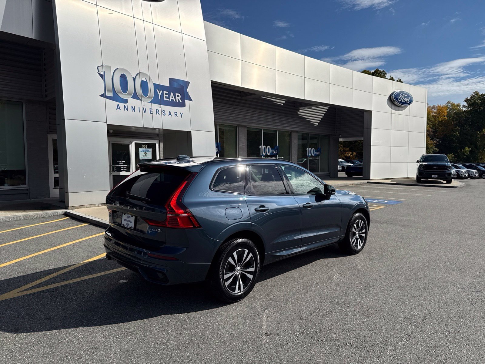 Used 2024 Volvo XC60 B5 Core w/ Climate Package AWD/4WD image 2