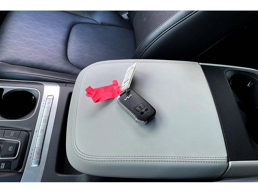 Used 2024 Kia Carnival LX image 11