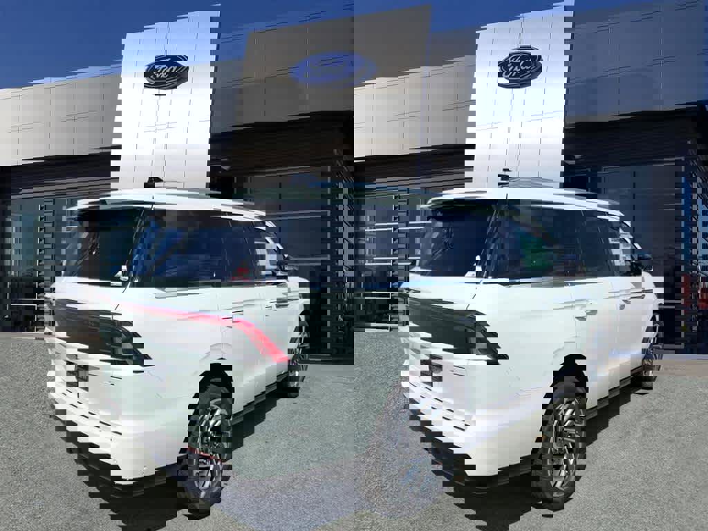 New 2025 Lincoln Navigator Reserve image 2