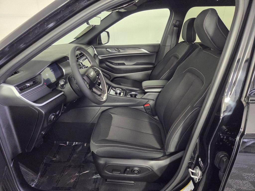 Certified 2025 Jeep Grand Cherokee Laredo w/ Luxury Tech Group I image 11