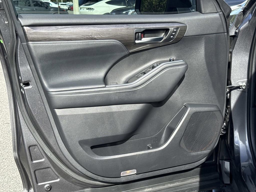Used 2021 Toyota Highlander Platinum image 23