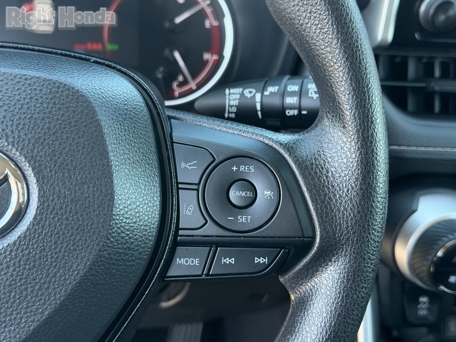 Used 2025 Toyota RAV4 XLE FWD image 23