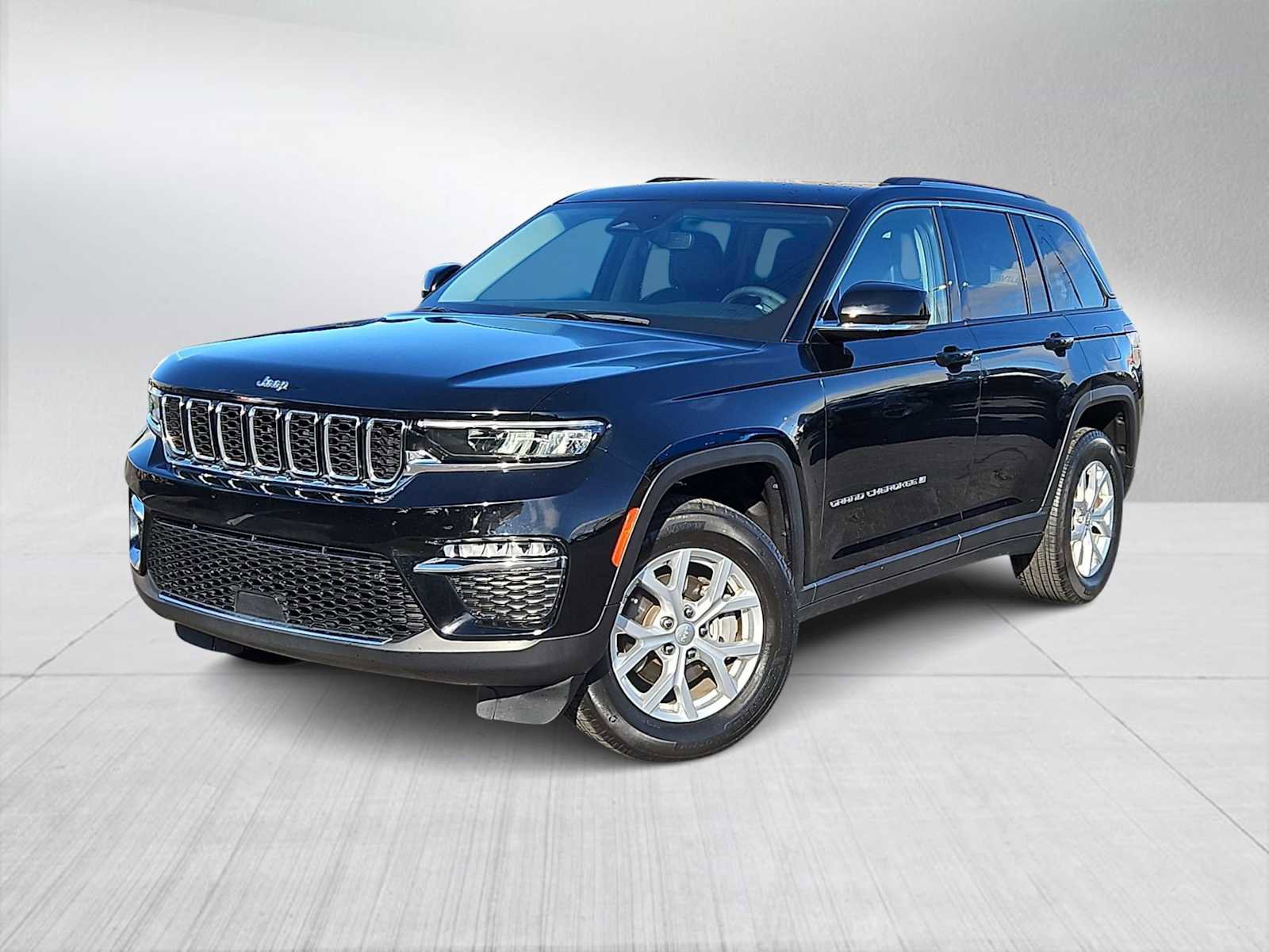 Used 2023 Jeep Grand Cherokee Limited image 1