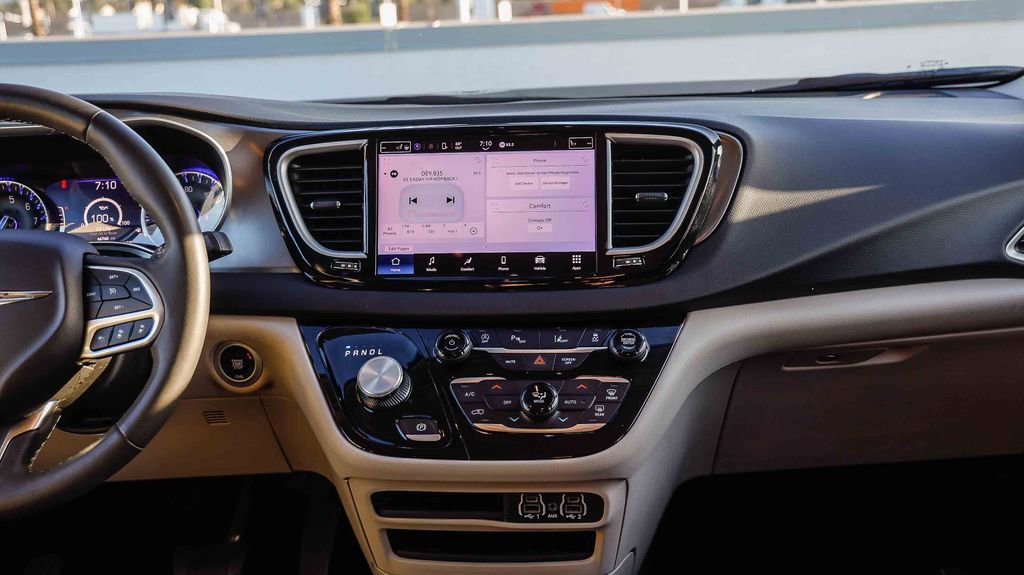 Used 2023 Chrysler Pacifica Touring-L FWD image 16
