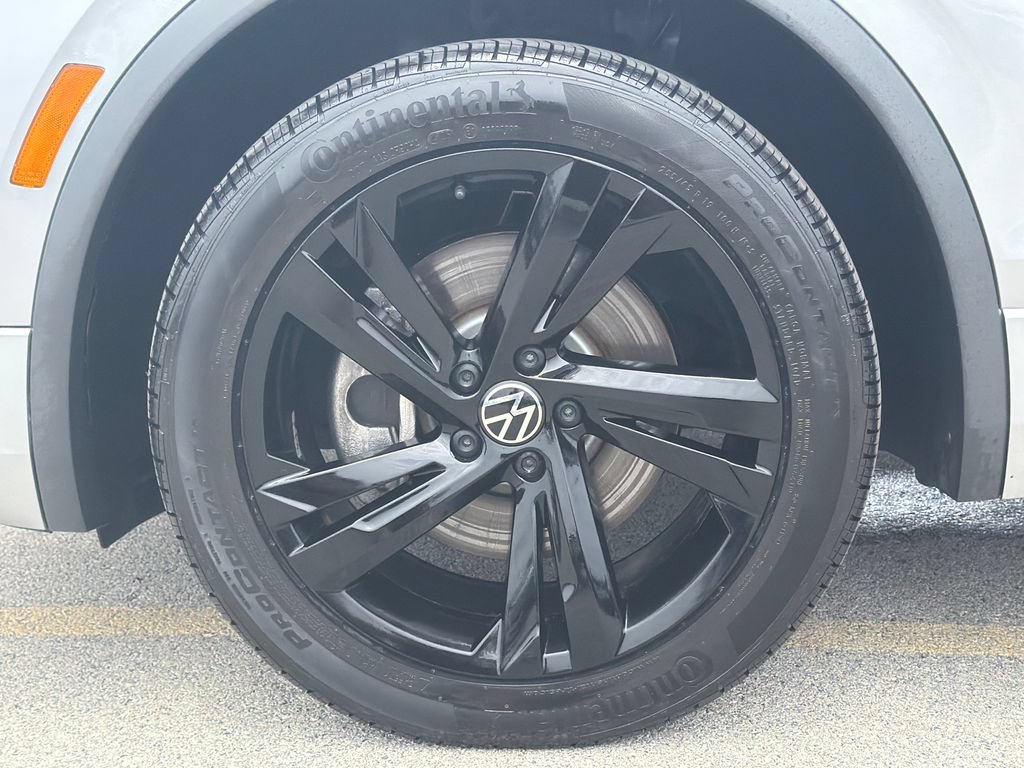 Certified 2023 Volkswagen Tiguan SE R-Line FWD image 30