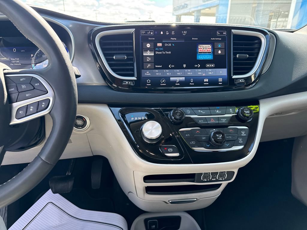 Used 2023 Chrysler Pacifica Touring-L image 20