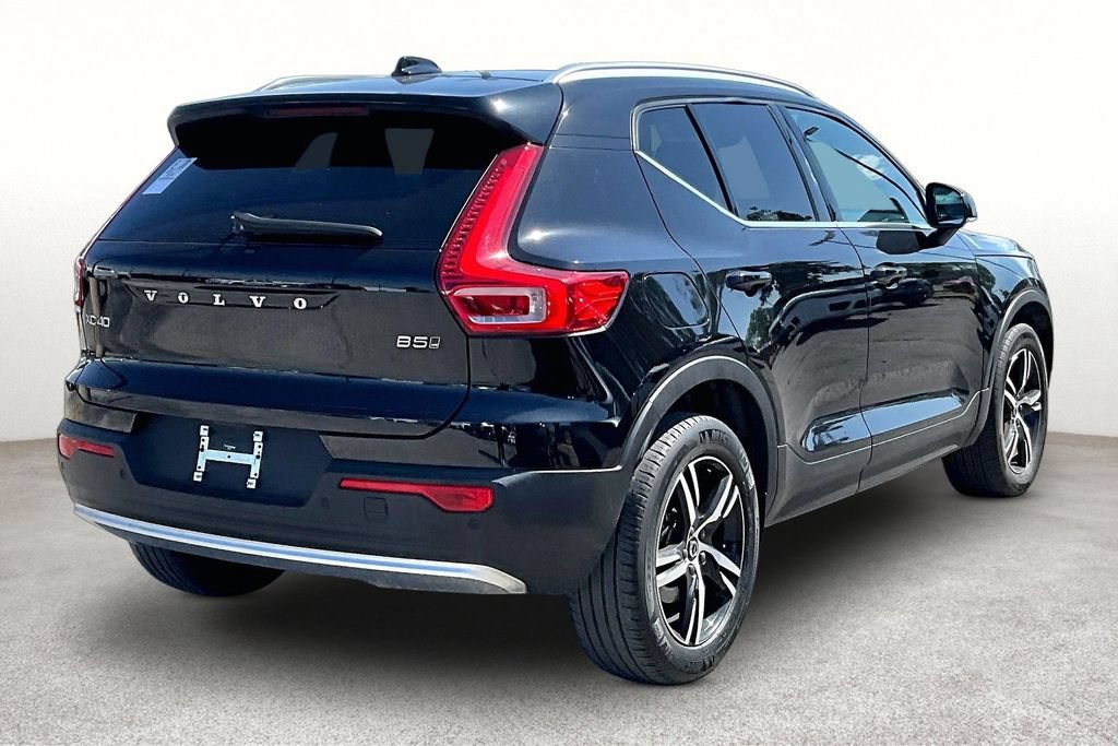 Used 2025 Volvo XC40 B5 Core AWD/4WD image 2