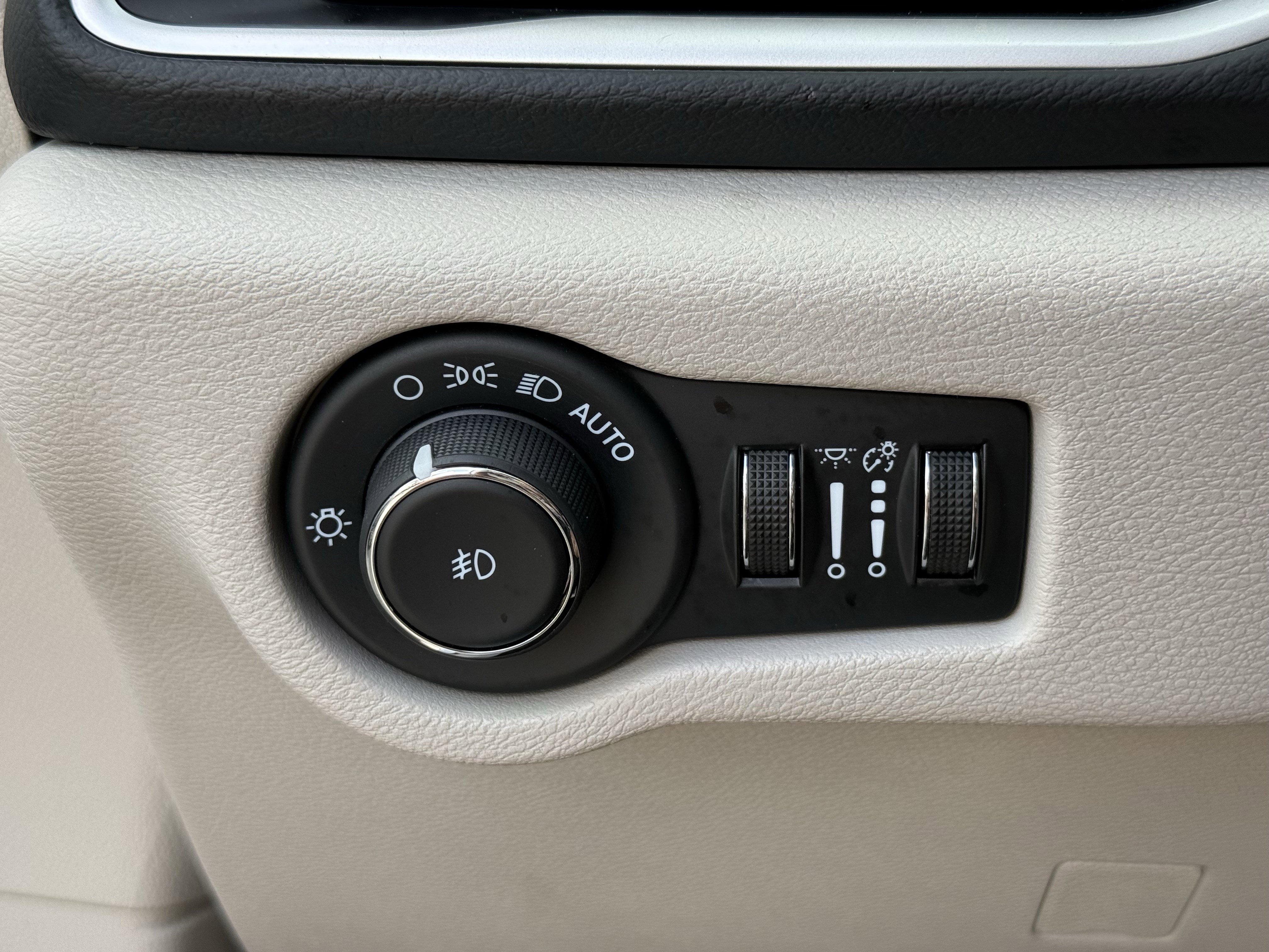 Used 2023 Chrysler Pacifica Touring-L image 18