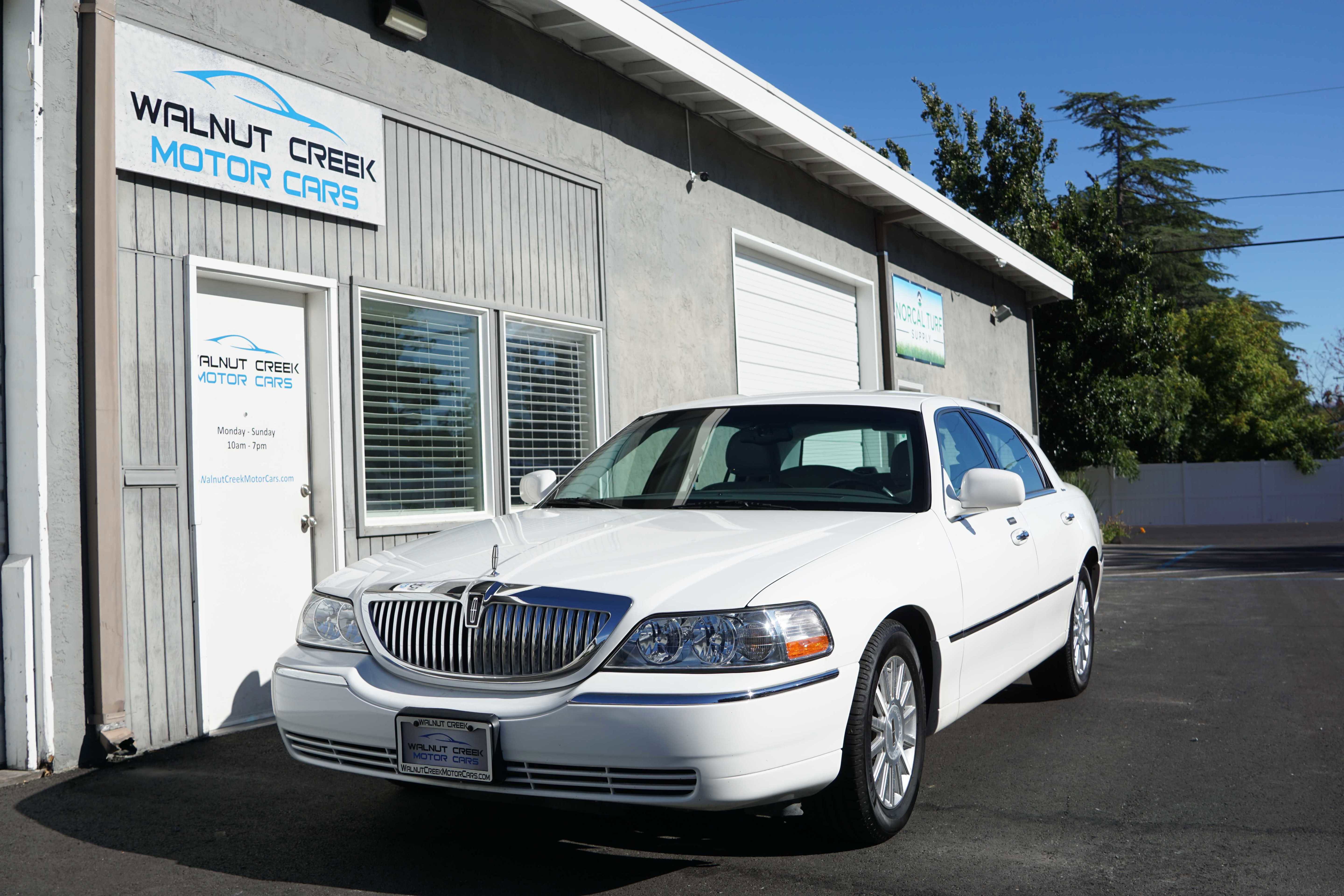 Used 2004 Lincoln Town Car Signature image 1
