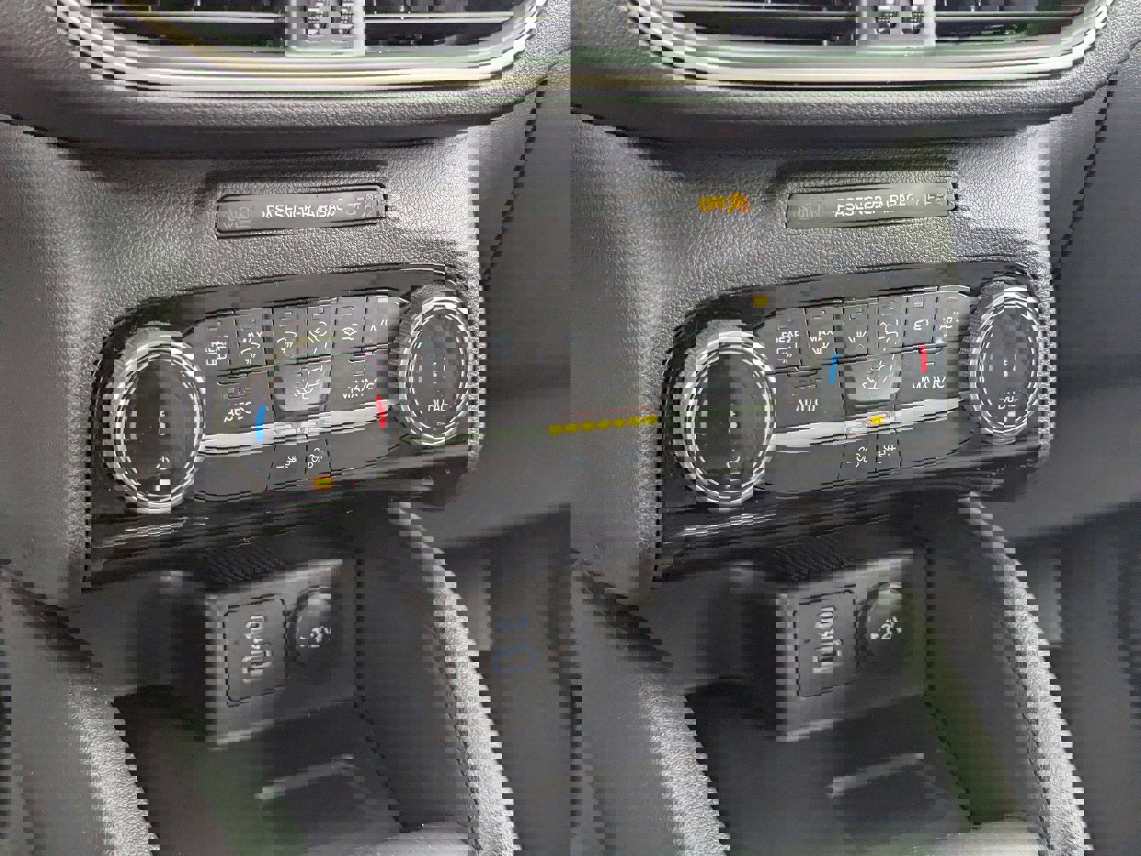 Used 2022 Ford Escape SE w/ SE Sport Appearance Package image 36