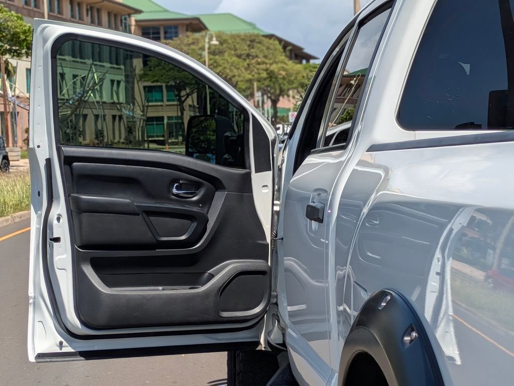 Used 2019 Nissan Titan SV w/ SV Convenience Package AWD/4WD image 8